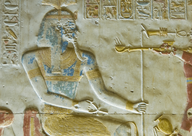 Basrelief van Amun, de oud-Egyptische koning der koningen en heer van alles
