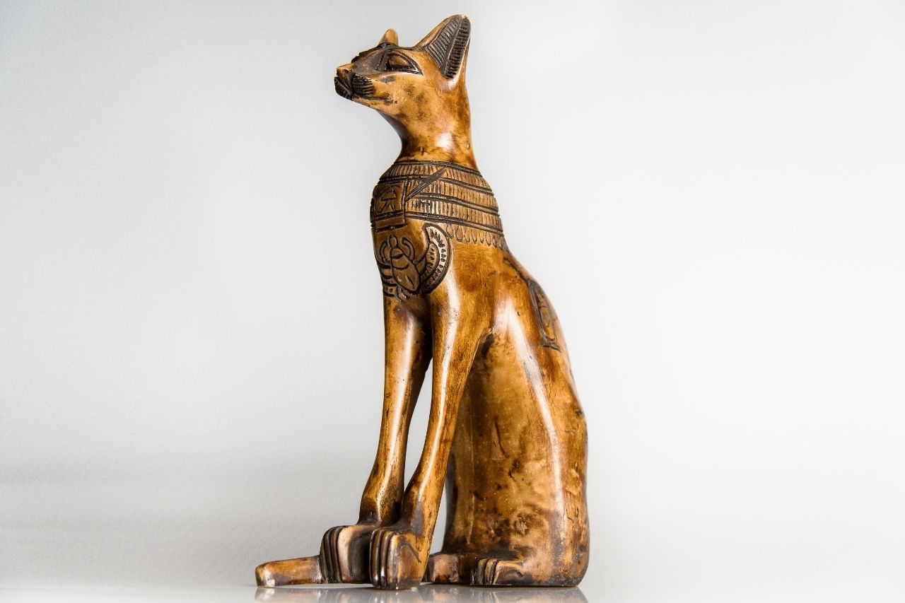 Bastet als kattenstandbeeld