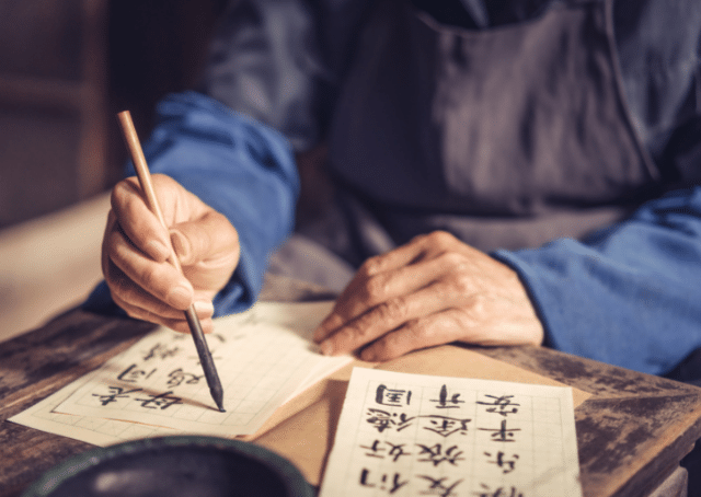 Man die het verhaal schrijft van de Chinese Koning der Geesten Zhong Kui