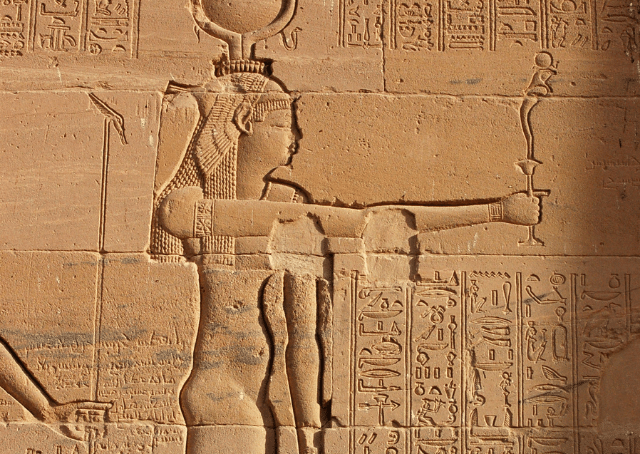 Standbeeld van de Egyptische godin van magie en genezing Isis