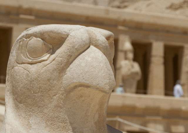 Standbeeld van de valkenkoppige hemelgod Horus