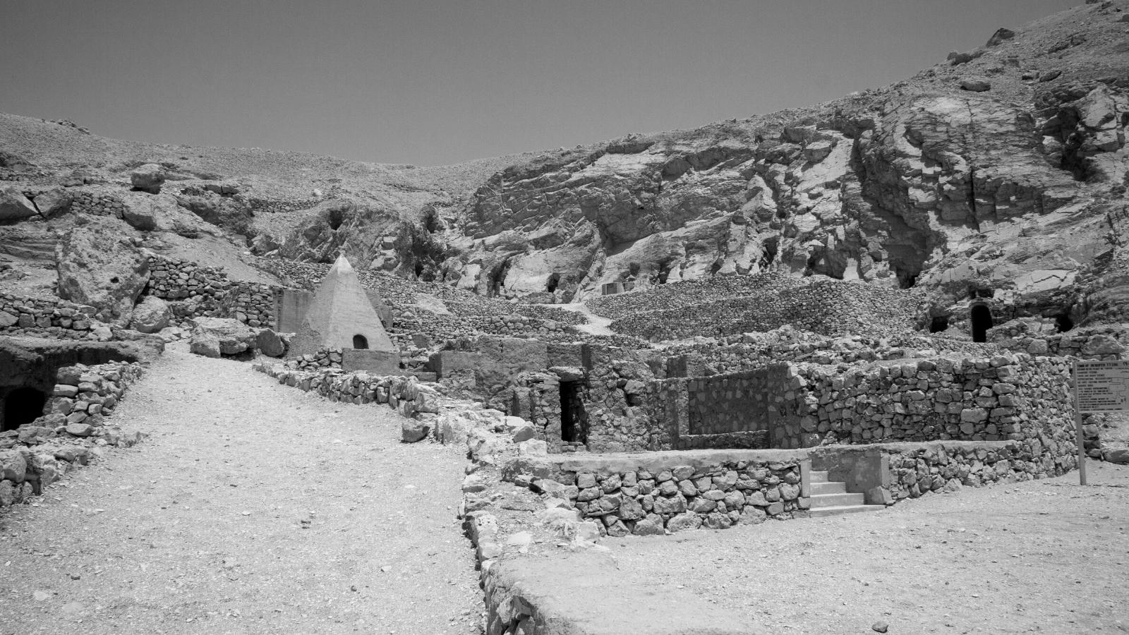 Een kleine piramide in de Vallei der Koningen