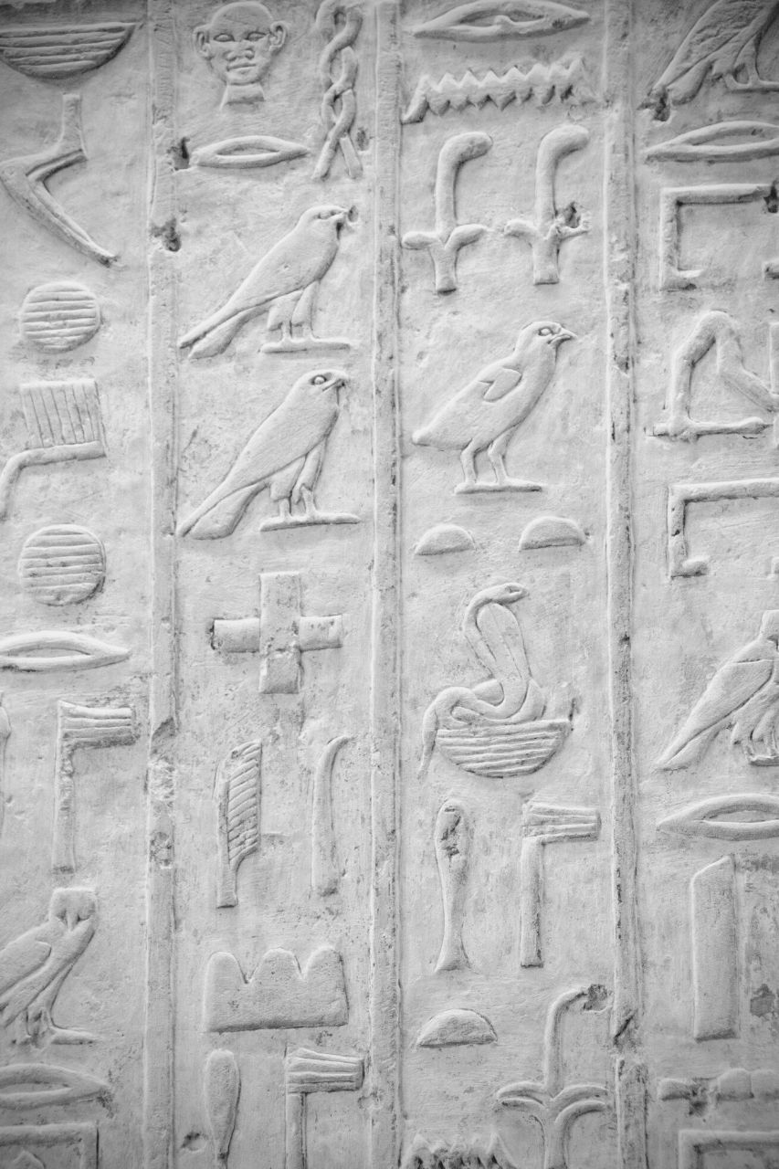 Een stenen tablet met Oud-Egyptische symbolen en schrift