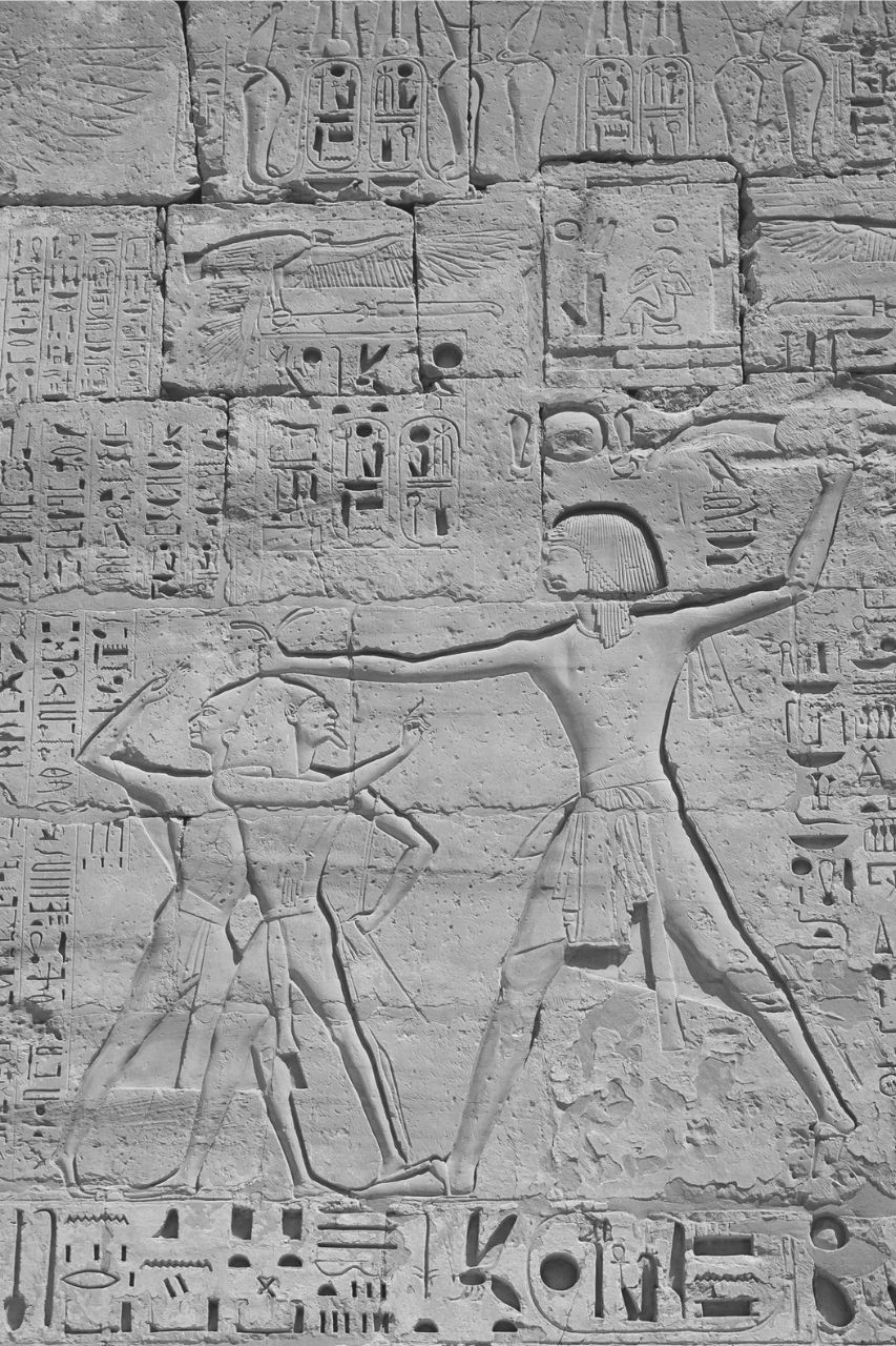 Steenhouwwerk van Oud-Egyptische wapens