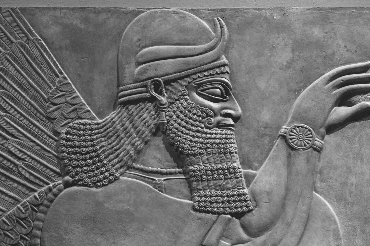 Oud reliëf van een Assyrische god
