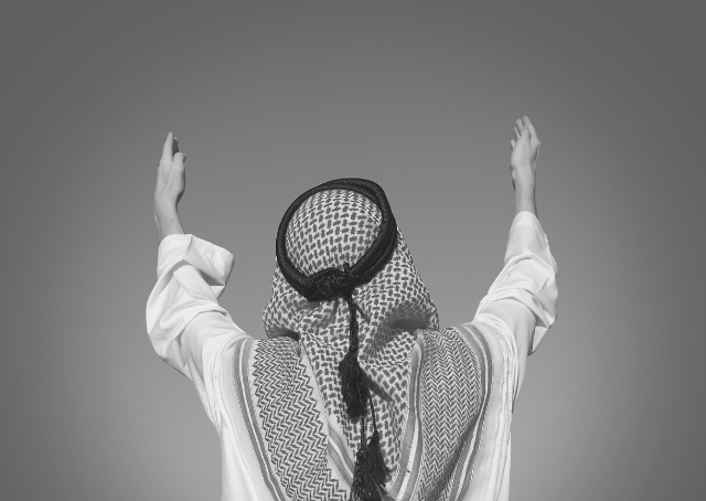 Arabier met opgeheven handen