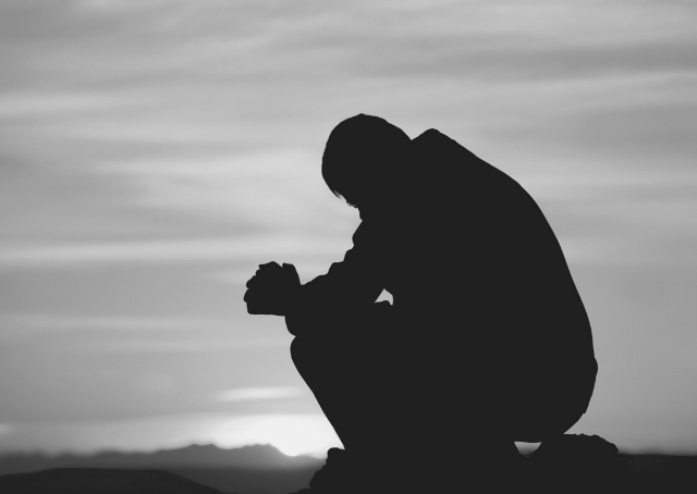 Biddende Druzische man