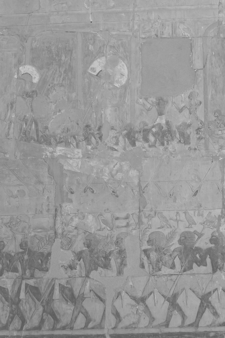 Reliëf van Egyptische soldaten op een muur in de tempel van Hatsjepsoet