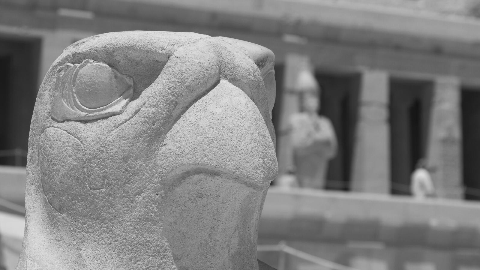 Beeld van de god Horus in Egypte