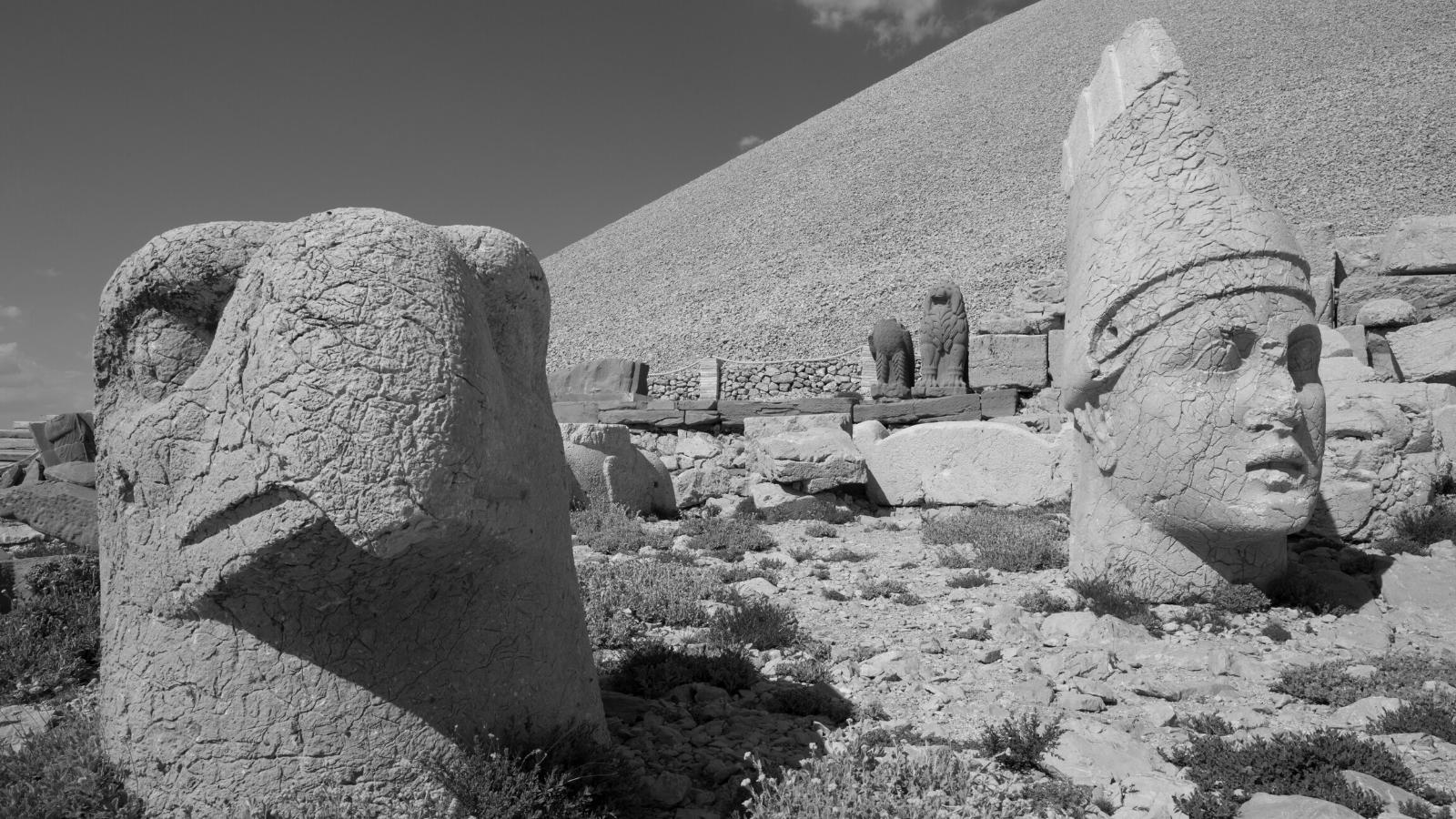 Oude Perzische Goden: De Opkomst en Ondergang van Oude Godheden