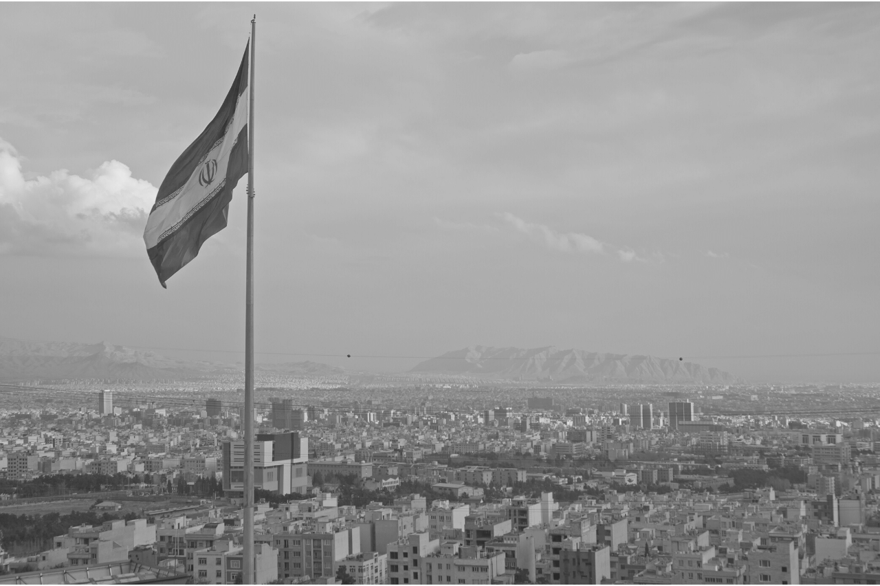 Iraanse vlag boven Teheran