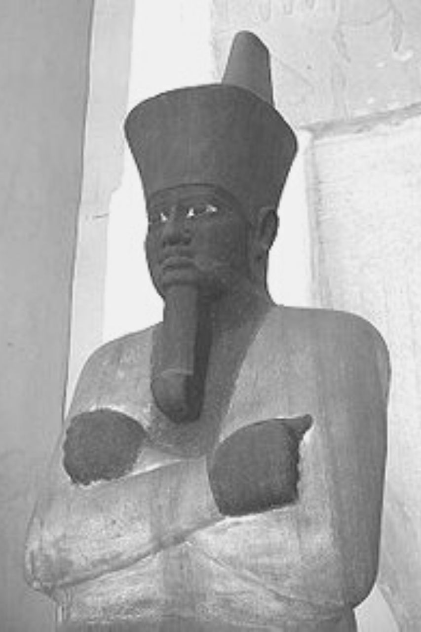 Standbeeld van Mentuhotep II met dubbele kroon