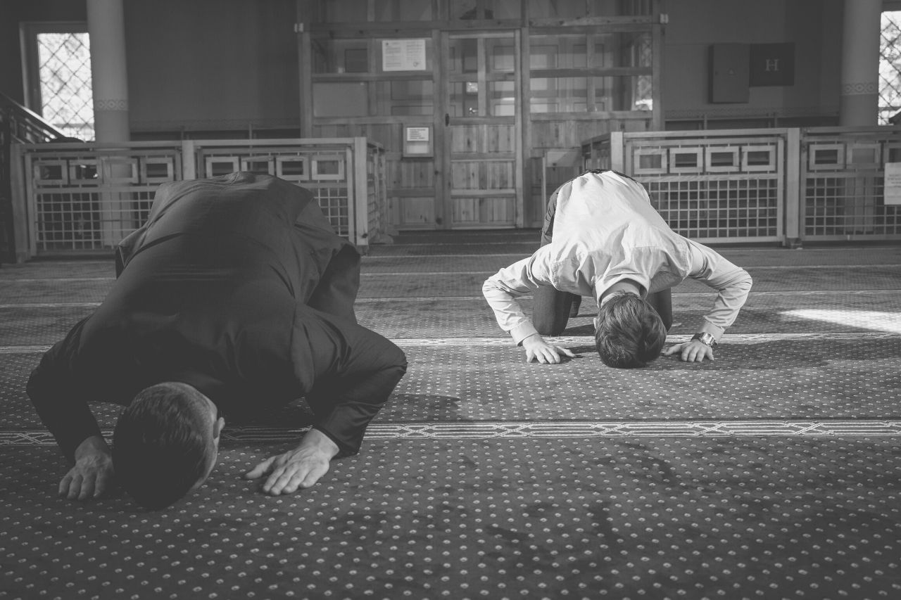 Moderne Zaidi-man aan het bidden