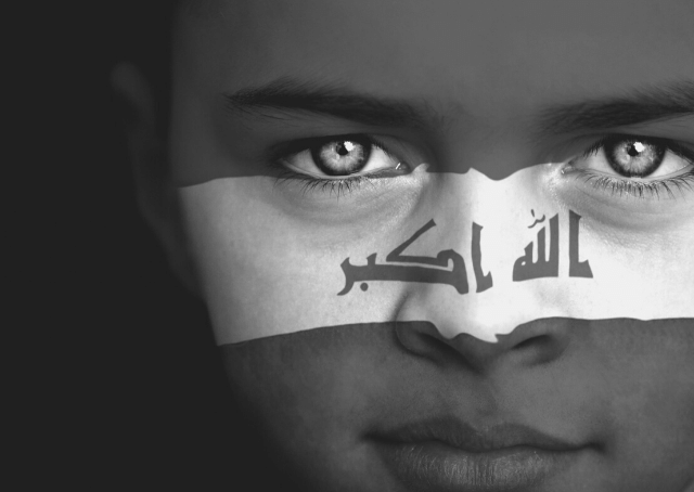 Portret van een jongen met de Iraakse vlag op zijn gezicht geschilderd