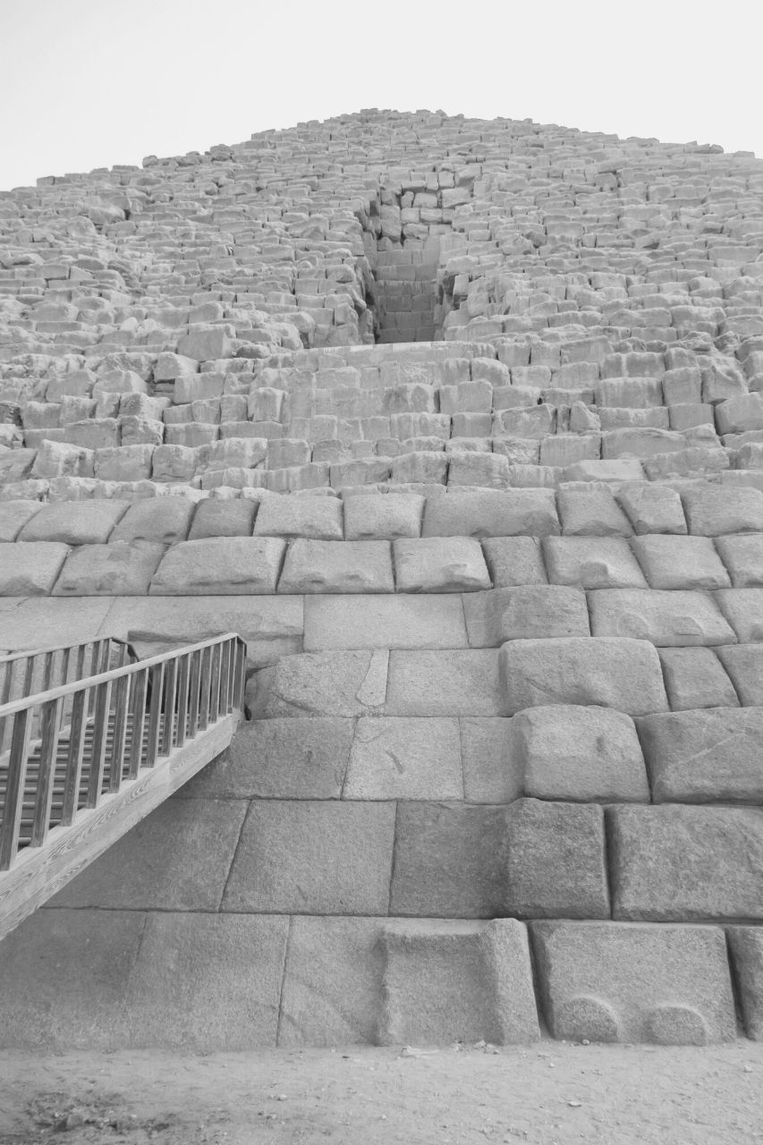 Uitzicht op de ingang van de piramide van Menkaure in Egypte