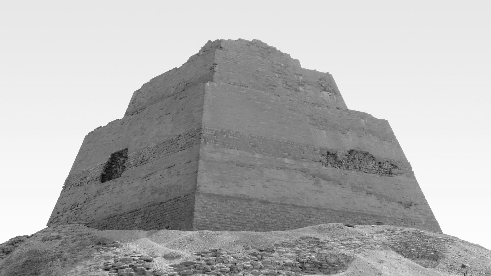 De piramide van Meidum in Egypte